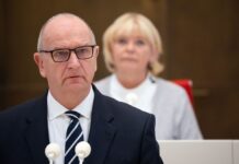 Brandenburgs Landtagspräsidentin Ulrike Liedtke (r) und Ministerpräsident Dietmar Woidke (SPD) haben die Bedeutung der freien Medien gewürdigt (Archivbild). 