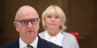 Brandenburgs Landtagspräsidentin Ulrike Liedtke (r) und Ministerpräsident Dietmar Woidke (SPD) haben die Bedeutung der freien Medien gewürdigt (Archivbild). 