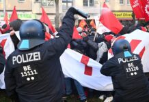 Die Polizei setzte Reizgas gegen die Demonstranten ein.