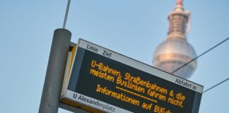 Die Gewerkschaft Verdi hat für Montag zu einem ganztägigen Warnstreik bei der BVG aufgerufen. (Archivbild)