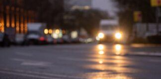 Der Deutsche Wetterdienst rechnet am Morgen stellenweise mit glatten Straßen.