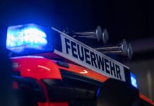 Die Feuerwehr ist mit etwa 100 Kameraden im Einsatz. (Symbolbild)