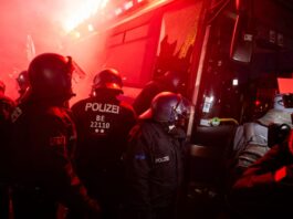 Polizisten brechen bei einer Demonstration vor der Bundesgeschäftsstelle der AfD einen Bus auf. 