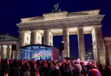 Die russische Punkband Pussy Riot rockt vor dem Brandenburger Tor.