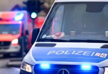 Polizisten nehmen nach einem Angriff einen 21-Jährigen fest.