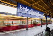 Hier am S-Bahnhof Berlin-Neukölln hatte ein 34-Jähriger bei einer Kontrolle hochexplosiven Sprengstoff zurückgelassen.