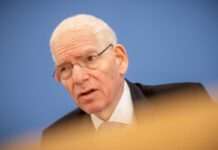 Josef Schuster, Präsident des Zentralrats der Juden in Deutschland, hat den mutmaßlich antisemitischen Angriff in Berlin verurteilt. (Archivbild)