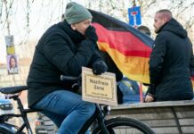 Hunderte Menschen haben sich in Berlin erneut einem Aufmarsch von Neonazis entgegengestellt.