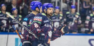 Angreifer Zach Boychuk erzielte beim Heimsieg der Eisbären gegen Köln zwei Tore.