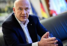 Berlins Regierender Bürgermeister Kai Wegner zeichnet Vereine für ihr Engagement aus.