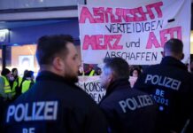 Die Aktion war eine Reaktion auf die gemeinsame Abstimmung von Union und AfD für eine schärfere Migrationspolitik, wie das Bündnis «Widersetzen» mitgeteilt hatte.