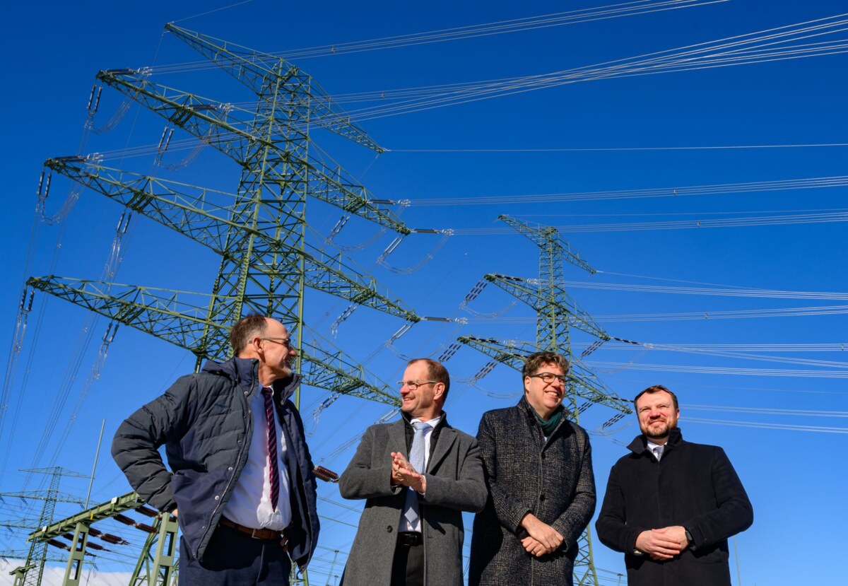 Inbetriebnahme der Uckermarkleitung Wolfgang Blank (l-r, parteilos), Wirtschaftsminister Mecklenburg-Vorpommerns, Stefan Kapferer, Konzernchef des Stromversorgers 50Hertz, Michael Kellner (Grüne), Parlamentarischer Staatssekretär beim Bundesminister für Wirtschaft und Klimaschutz und Daniel Keller (SPD), Wirtschaftsminister Brandenburgs, stehen zur Inbetriebnahme vor der Uckermarkleitung.