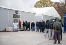 In der Flüchtlingsunterkunft Tegel leben rund 4.000 Menschen (Archivbild)