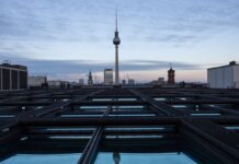 Fast so ikonisch wie New York: Die Berliner Skyline. Im vergangenen Jahr stieg die Zahl der Touristen in der Stadt erneut an. (Archivbild)