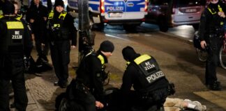 Nach der Attacke am Holocaust-Denkmal in Berlin hat die Polizei einen Verdächtigen festgenommen. 