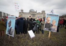 Die Demo unter dem Motto «Aufstand der Anständigen - Wir sind die Brandmauer!» sollte um 15.30 Uhr beginnen. 