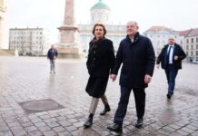 
Hand in Hand mit seiner Ehefrau spaziert Kanzler Olaf Scholz (SPD) in Potsdam zum Wahllokal.