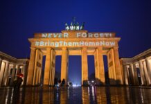 Das Brandenburger Tor wurde als Zeichen der Solidarität mit israelischen Geiseln orange beleuchtet.