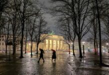 Das Brandenburger Tor soll am Mittwoch aus besonderem Anlass angestrahlt werden. (Archivbild)