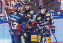 Dank der Tore von Leonhard Pföderl (l) und Ty Ronning (r) siegen die Berliner in München.