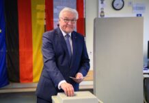 Bundespräsident Frank-Walter Steinmeier gibt in Berlin-Zehlendorf seine Stimme ab.