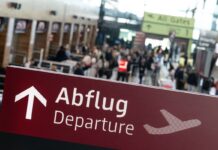 Am Flughafen BER erfolgt der Zugriff der Polizei: Ein Verdächtiger wird wegen eines mutmaßlichen Anschlagsplans festgenommen. (Archivbild)