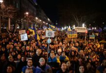 Mehr als tausend Menschen demonstrieren am Brandenburger Tor gegen den russischen Krieg. 