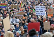 Rund 2000 Menschen haben vor dem Brandenburger Landtag demonstriert.