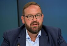 Der Generalsekretär der Brandenburger CDU, Gordon Hoffmann, zeigt sich zufrieden nach der Bundestagswahl. (Archivbild)