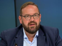 Der Generalsekretär der Brandenburger CDU, Gordon Hoffmann, zeigt sich zufrieden nach der Bundestagswahl. (Archivbild)