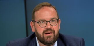 Der Generalsekretär der Brandenburger CDU, Gordon Hoffmann, zeigt sich zufrieden nach der Bundestagswahl. (Archivbild)