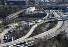  Ab Montag soll es zumindest eine Fahrspur auf der A100 in Richtung Norden geben. (Archivbild)