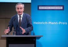 Jan Böhmermann hielt die Laudatio auf Mely Kiyak. 