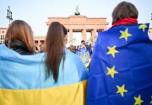 Am Brandenburger Tor setzten Menschen ein Zeichen für die Ukraine.