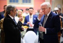 Mit Datteln und Wasser: Steinmeier nimmt am muslimischen Fastenbrechen teil.