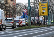 In Potsdam waren wegen der Demonstrationen zum Warnstreik im öffentlichen Dienst schon am Morgen Straßen gesperrt. 