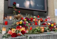 Am Theater des Westens können Fans Blumen in Erinnerung an Anna R. niederlegen.