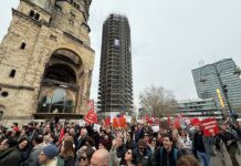 Hunderte Menschen demonstrieren gegen die Festnahme des Istanbuler Bürgermeisters Imamoglu.