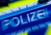 Bei einem Fußballspiel geraten Spieler so heftig aneinander, dass die Polizei gerufen werden muss. 