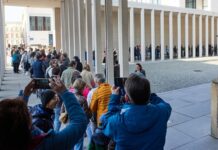 Eine Warteschlange bildete sich vor dem Eingang des Pergamonmuseums.