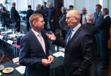 Brandenburgs Landkreistagschef Siegurd Heinze (l) und Ministerpräsident Dietmar Woidke (SPD, r) beraten über Migration und Kosten für Rettungsfahrten (Archivbild).