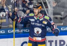 Manuel Wiederer steuerte zwei Tore zum Sieg der Eisbären Berlin gegen Wolfsburg bei.