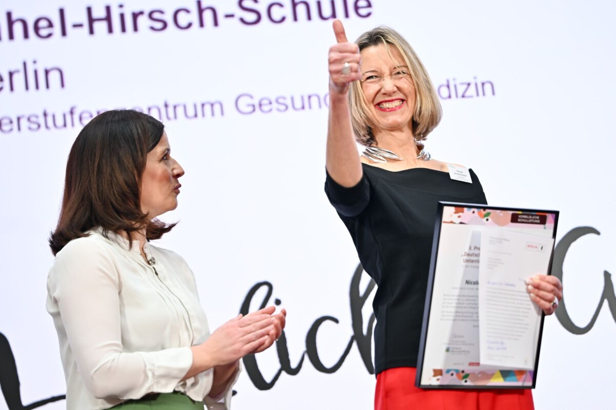 Preisverleihung "Deutscher Lehrkräftepreis" Katharina Günther-Wünsch (CDU, links), Berliner Senatorin für Bildung, Jugend und Familie, steht während der Preisverleihung des Deutschen Lehrkräftepreises neben Nicole Verdenhalven von der Rahel-Hirsch-Schule in Berlin.