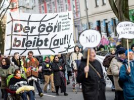 Klare Botschaft der Demonstranten: Von den Plänen des schwarz-roten Senats, den Görlitzer Park nachts zu verschließen, halten sie nichts. 