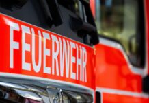 Beim Brand einer Unterkunft für Wohnungslose sind zahlreiche Feuerwehrleute im Einsatz. (Symbolbild)