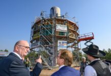 Im Landkreis Elbe-Elster entstehen in alten Windrädern neue Ferienhäuschen.