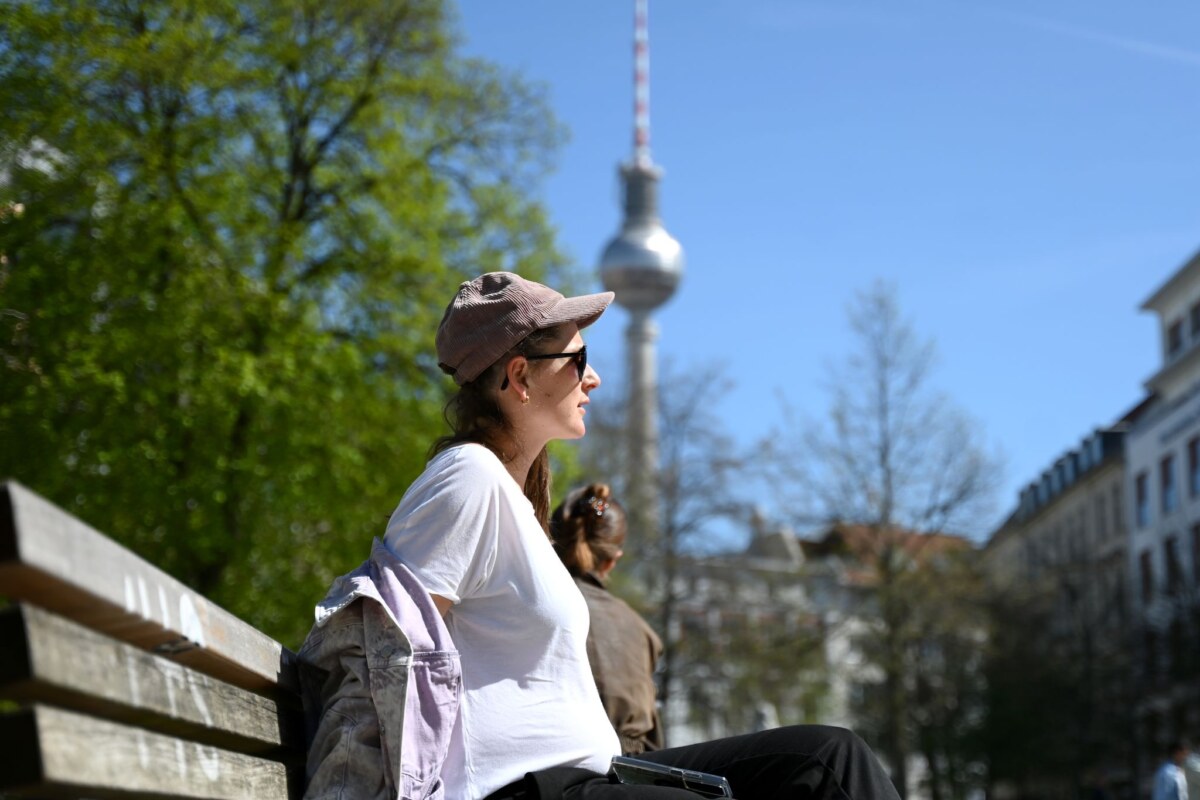 Sonniges Wetter in Berlin Sonnig und ungewöhnlich warm ist es am Gründonnerstag in der Hauptstadtregion.