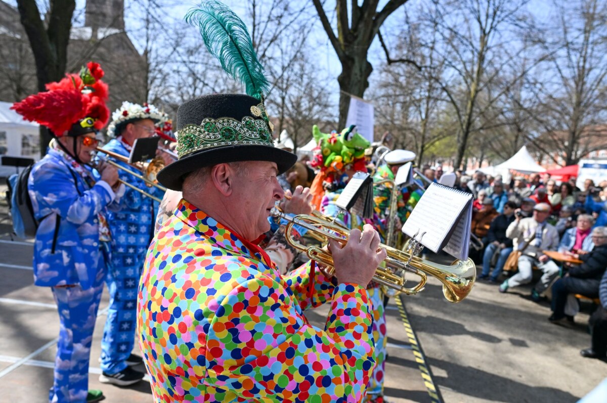 Eröffnung des 23. Potsdamer Tulpenfestes Das Tulpenfest in Potsdam hat zahlreiche Besucherinnen und Besucher ins Holländische Viertel gelockt.