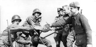 Dieses Foto vom Handschlag amerikanischer und sowjetischer Soldaten in Torgau am 25. April 1945 ging um die Welt. (Archivbild)