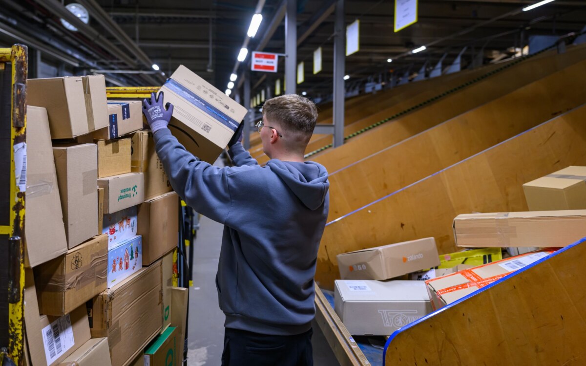 DHL Paketzentrum Im Dienstleistungsbereich haben Erwerbstätige weniger gearbeitet. (Symbolbild)
